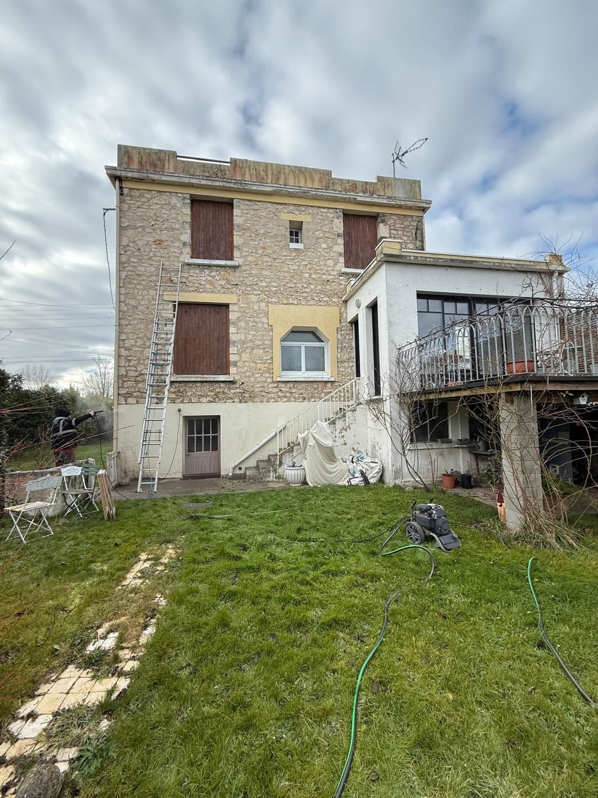 Chantier de rénovation sur une maison en pierre