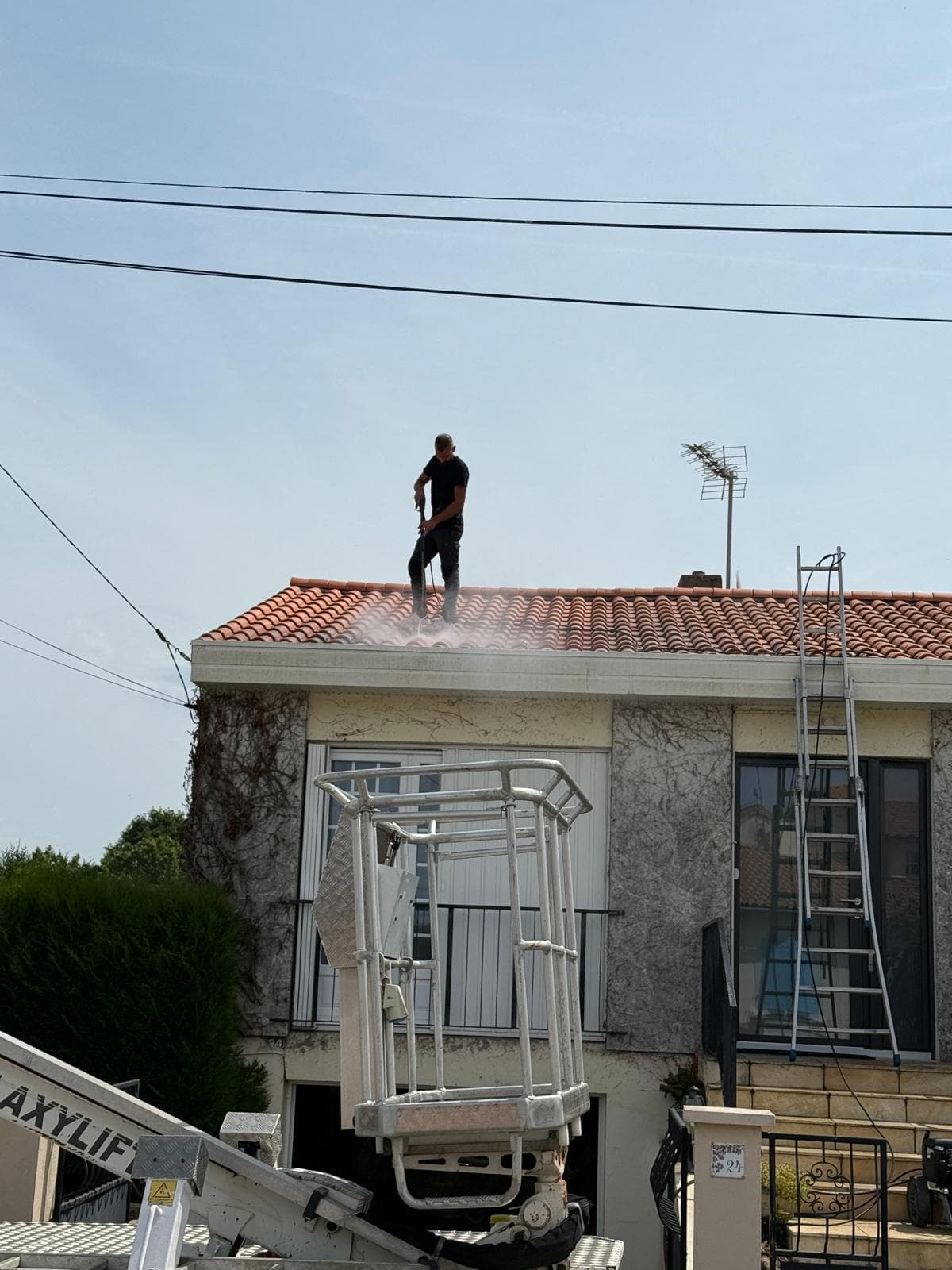 Intervention sur toiture avec nacelle