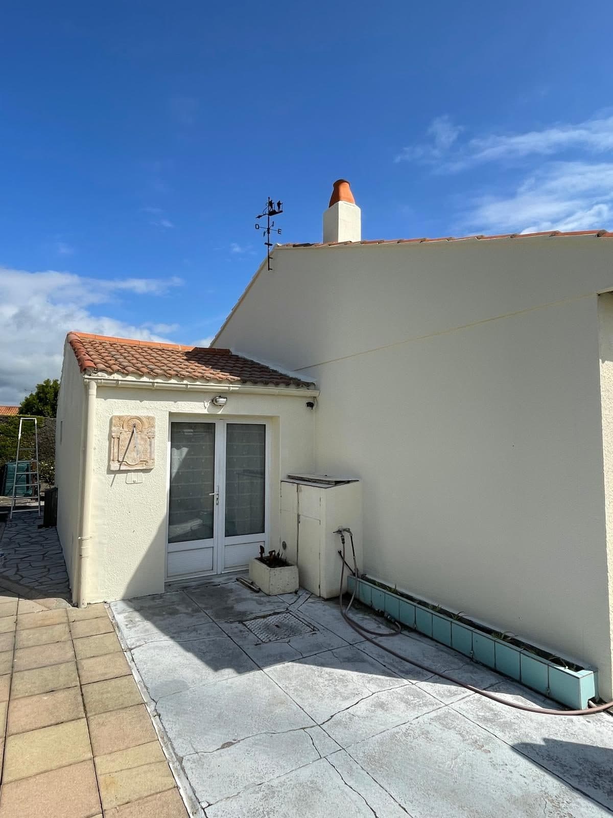 Travaux de maçonnerie le long d'un mur