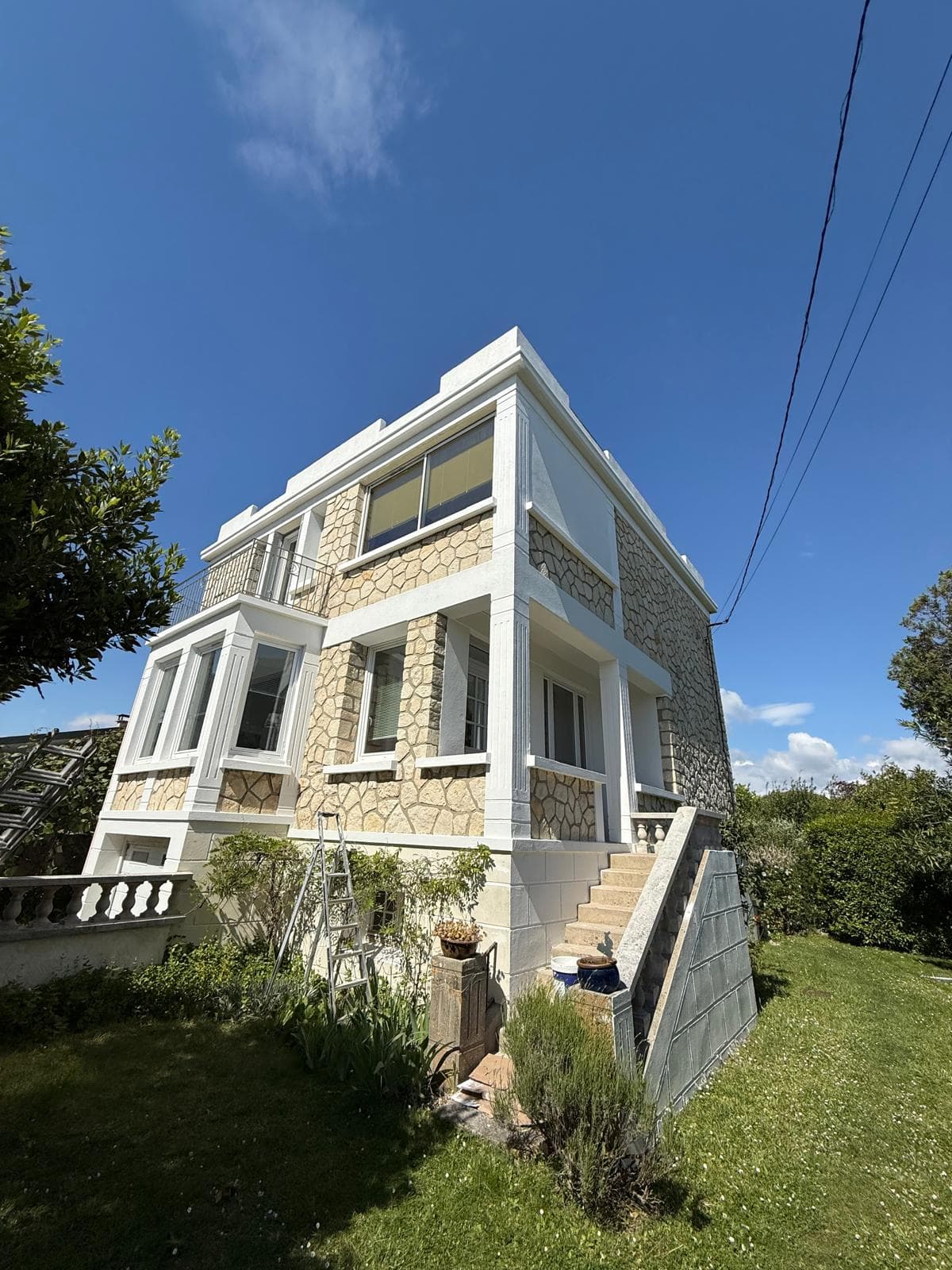 Maison en pierre avec toiture rénovée