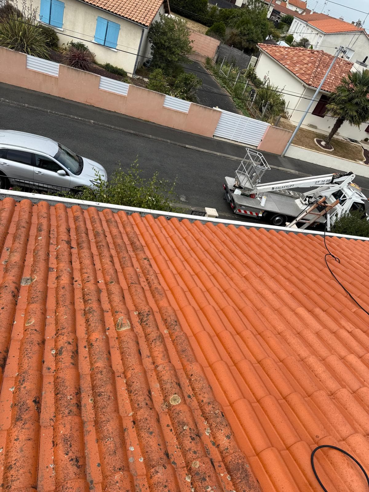 Toiture avant / après nettoyage et démoussage à La Rochelle