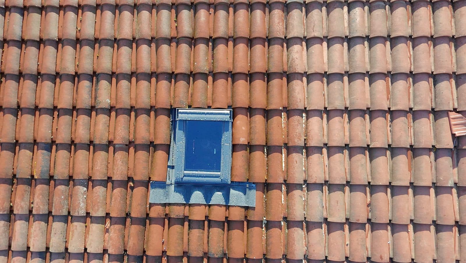 Toiture en tuiles avec fenêtre de toit