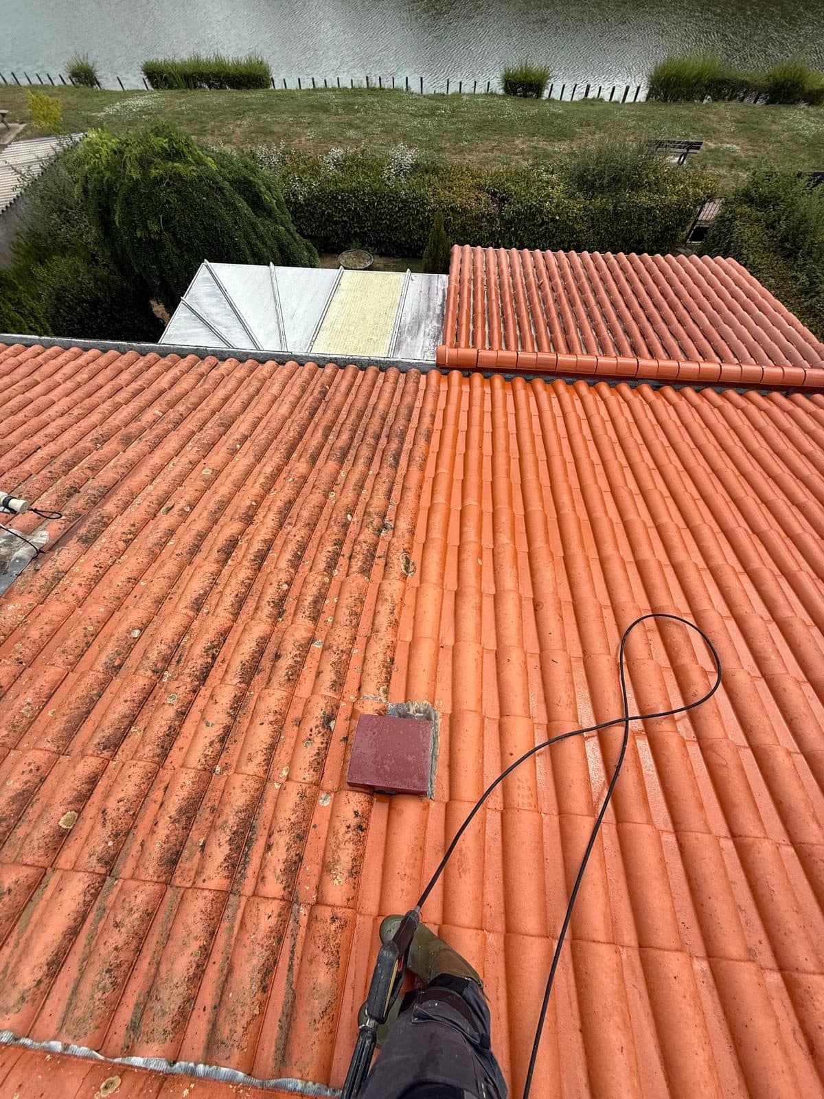 Nettoyage d'une toiture en tuiles